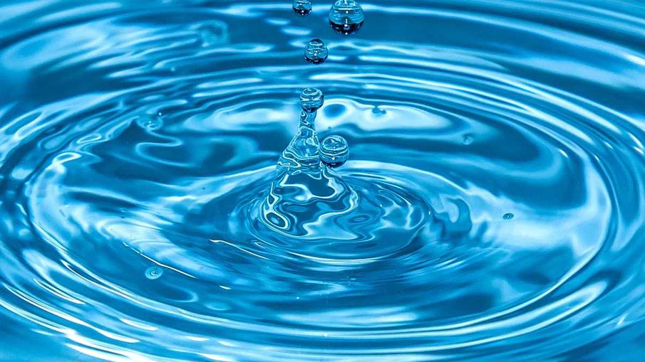 Many people hear “calorie” and instantly think food: carbs, proteins, fats — these give us energy. But a calorie is actually a unit of energy measurement. It shows us how much energy something contains or transfers. Water, being a simple molecule of H2O, is not a nutrient and doesn’t deliver energy your body can turn into fuel.