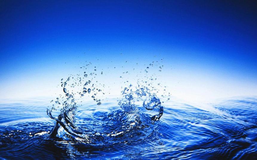 Water has thermal energy due to its high specific heat. This means it can store or absorb significant heat without changing temperature quickly. However, this thermal energy is not the same as calories your body uses from food.