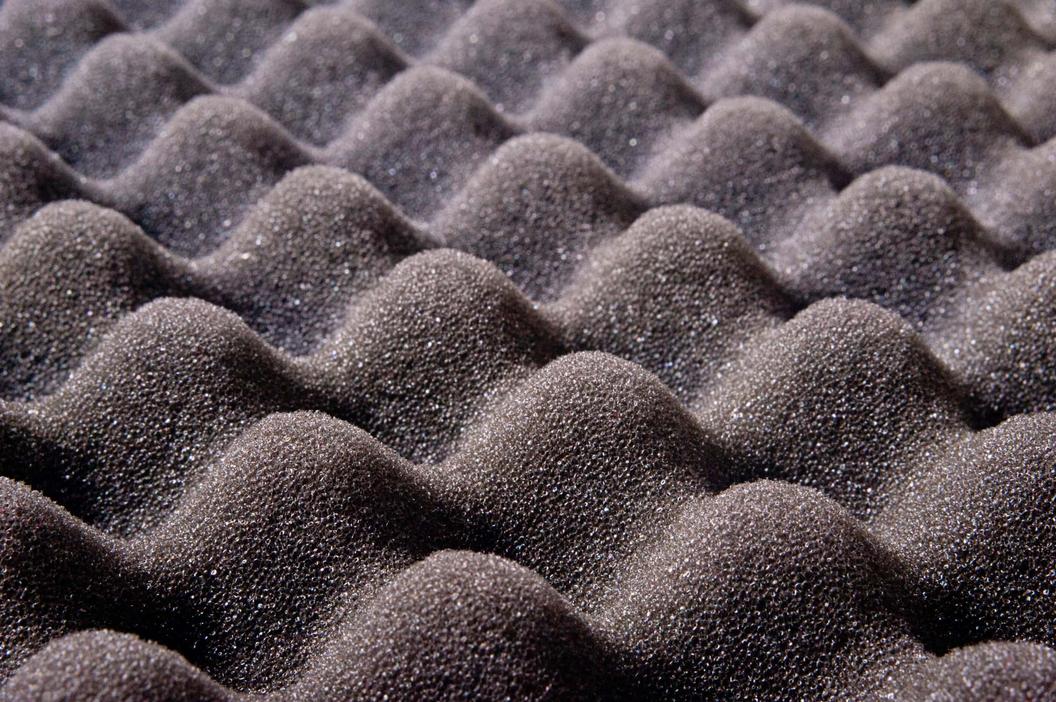 Before polymerization, polyurethane components remain soluble. Traditional solvents likenaphthadissolve uncured isocyanates and polyols, enabling cleaning of tools and spills. Once cured, however, these solvents have minimal effect on the networked polymer.